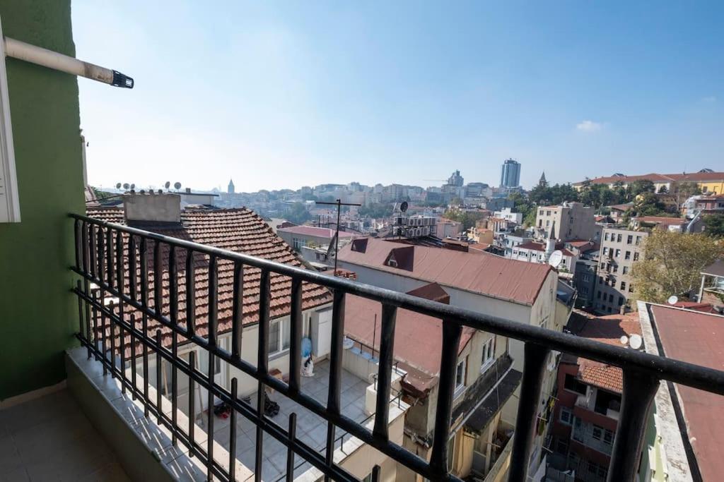 High-ceiling Central 3-bedroom With City View * İstanbul